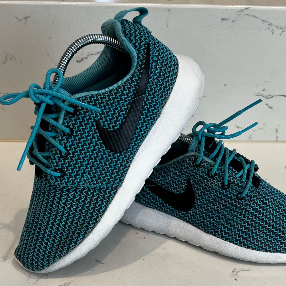 Nike Women’s Roshe Run size 6.5 Turquoise and Black  511882-403